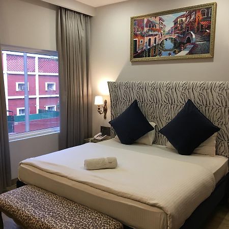 Hotel Posh Чандигарх Экстерьер фото