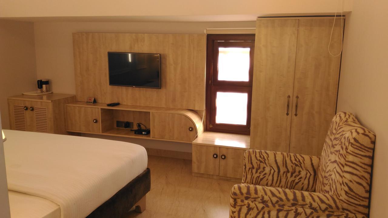 Hotel Posh Чандигарх Экстерьер фото