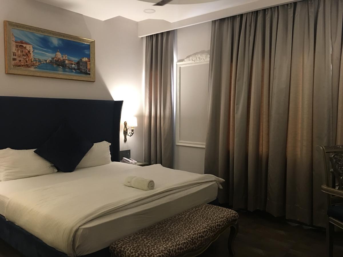 Hotel Posh Чандигарх Экстерьер фото