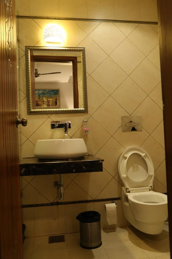 Hotel Posh Чандигарх Экстерьер фото